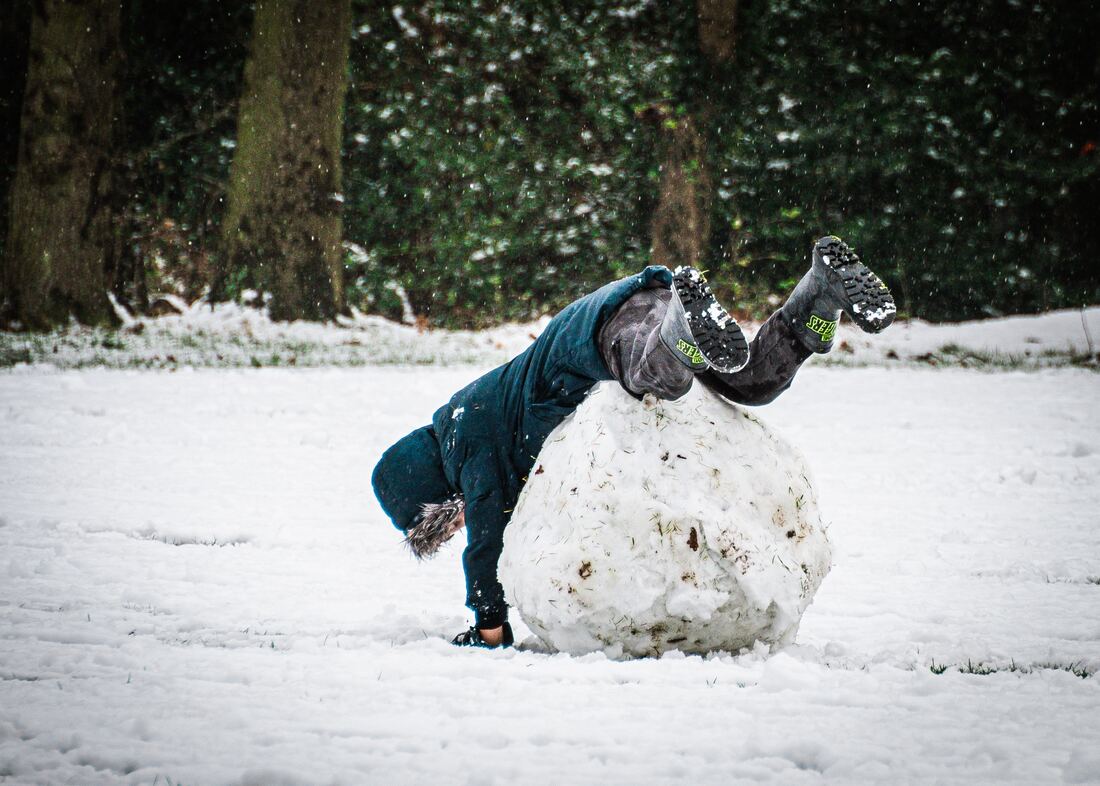 kids snow play